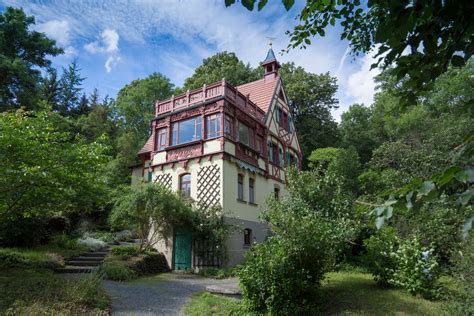 Das Vogel-Haus: Eine symphonische Erkundung der Natur und des Menschlichen!